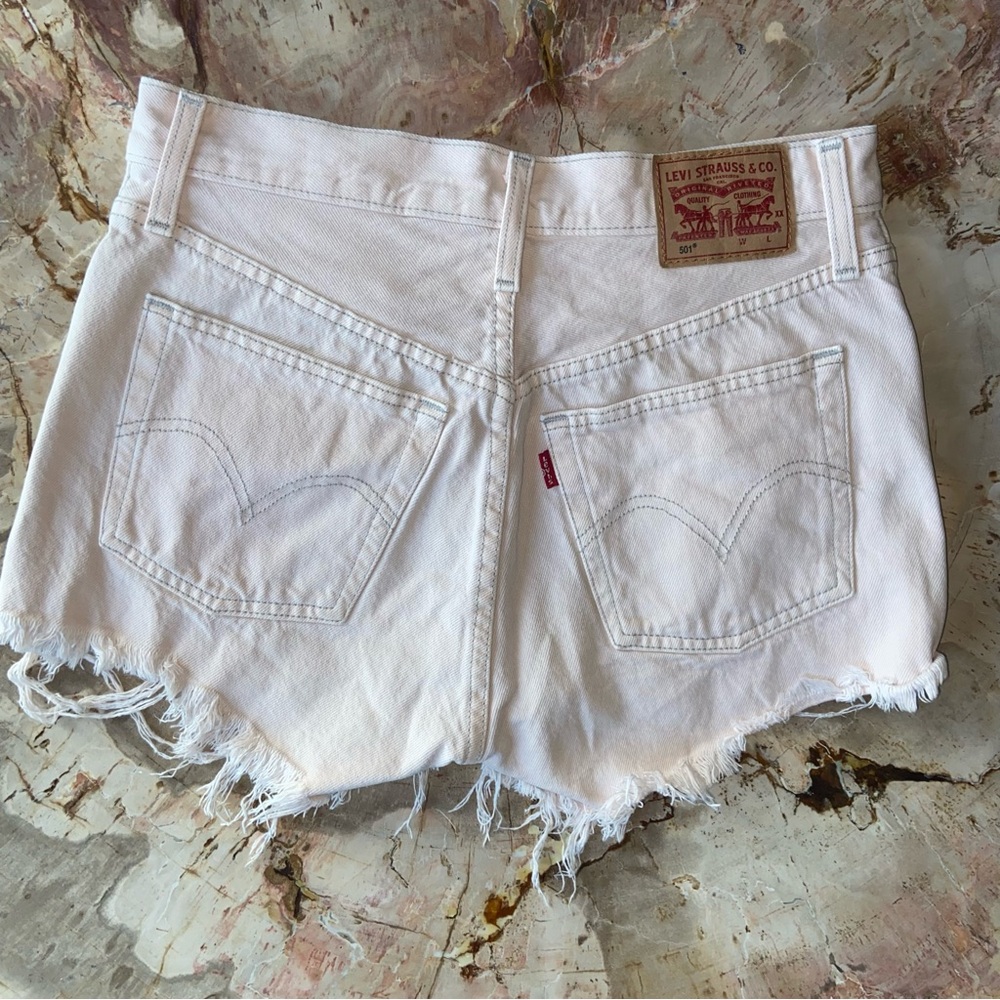 Light pink Levi’s shorts